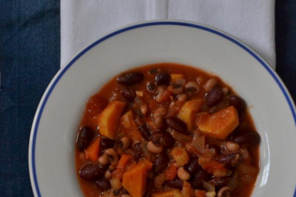 Chilli ze słodkimi ziemniakami, fasolką czarne oczko i kidney ...