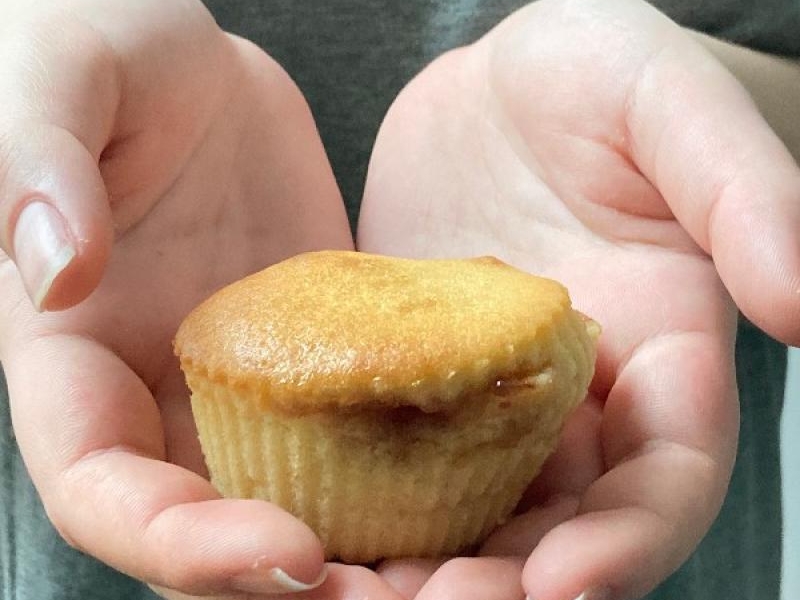 Nastolatka w kuchni: muffiny nadziewane dżemem...