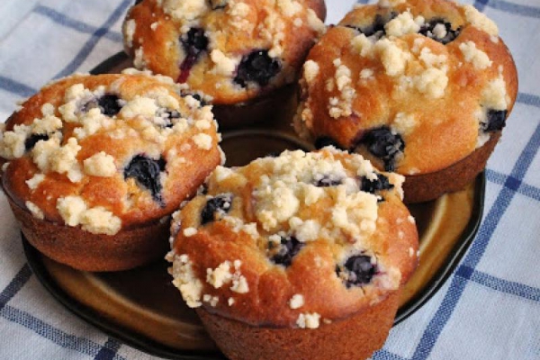 Drożdżowe muffinki z owocami i kruszonką
