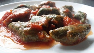 kluski szpinakowe w sosie pomidorowym