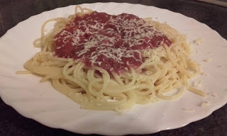 ekspresowe spaghetti z sosem pomidorowym :D