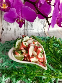 Sałatka z paluszków surimi, rzodkiewki i ogórka