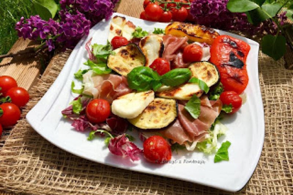 Sałatka z grillowanego bakłażana i halloumi