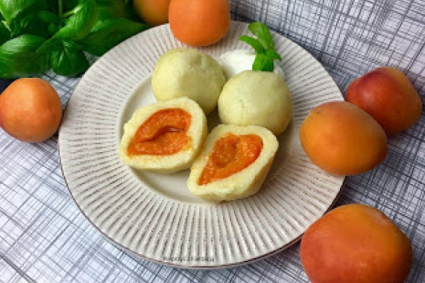 Knedle z morelami i śliwkami