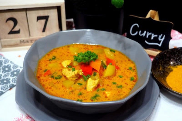 ZUPA CURRY Z KURCZAKIEM I CUKINIĄ