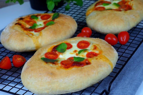 MINI PIZZE NA BIAŁYM WINIE