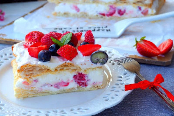 KREMÓWKA Z MASCARPONE I OWOCAMI