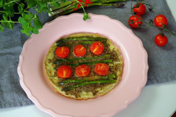 OMLET ZE SZPARAGAMI I POMIDORKAMI