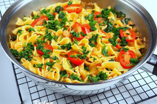 TAGLIATELLE Z ŁOSOSIEM I SZPINAKIEM