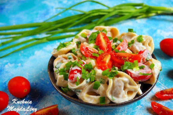 SAŁATKA Z TORTELLINI I POMIDORÓW