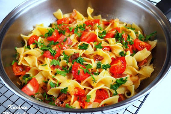 TAGLIATELLE Z SZYNKĄ I POMIDORAMI