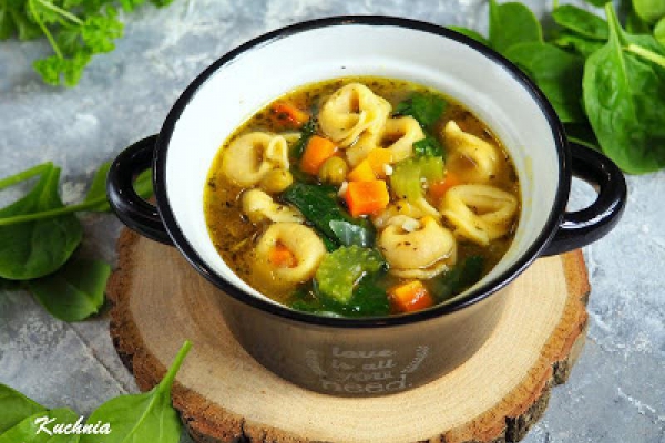 ZUPA Z TORTELLINI I SZPINAKIEM
