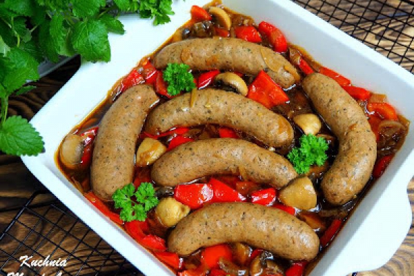 Biała kiełbasa z warzywami pieczona w piwie