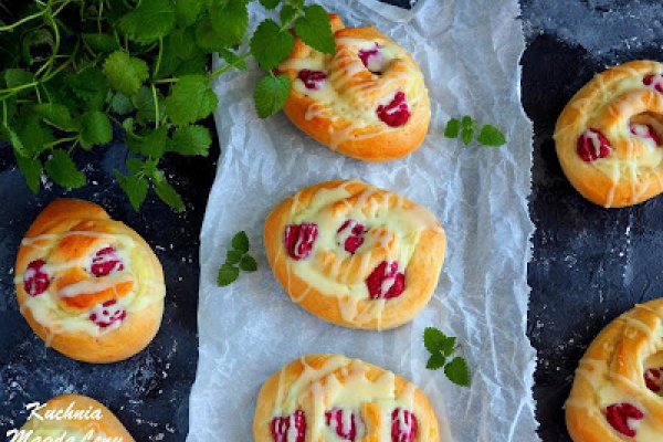 Drożdżówki z budyniem i malinami