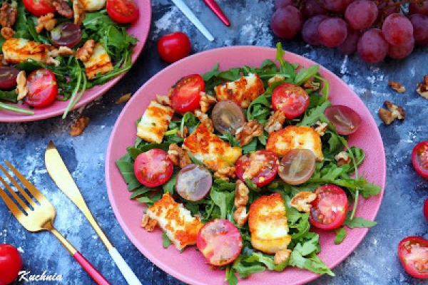 Sałatka z serem halloumi i winogronami