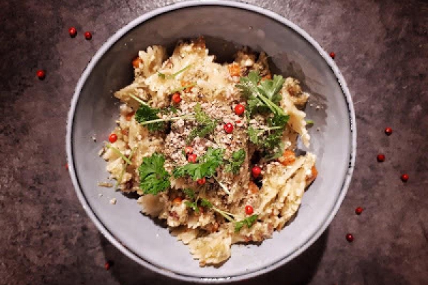 Makaron z warzywami i z pesto z liści kalafiora