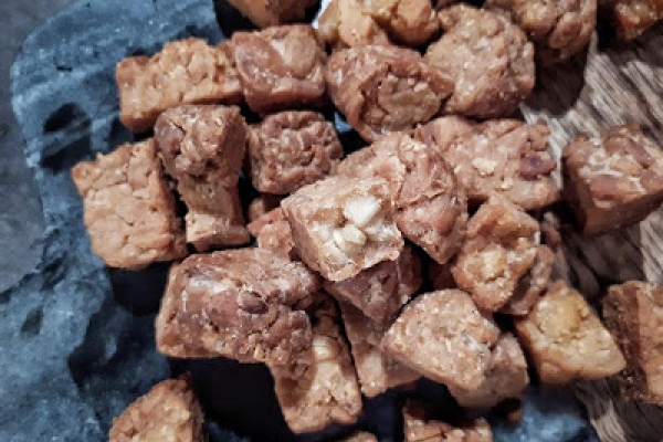 Smażony tempeh marynowany
