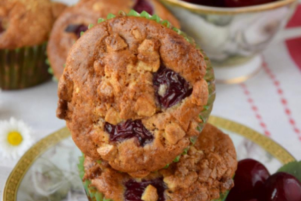Muffinki z wiśniami i białą czekoladą