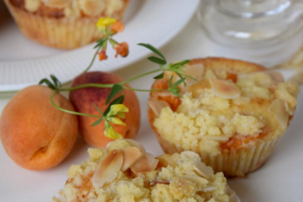 Waniliowe muffinki z morelami i migdałową kruszonką