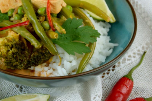 Czerwone curry z tofu i zielonymi warzywami
