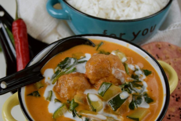 Czerwone curry z klopsikami z indyka
