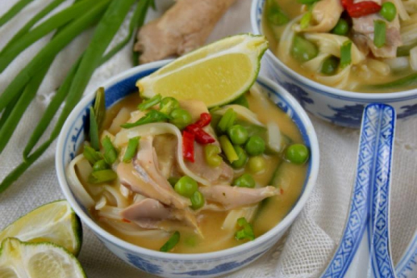 Zupa curry z kurczakiem i makaronem ryżowym