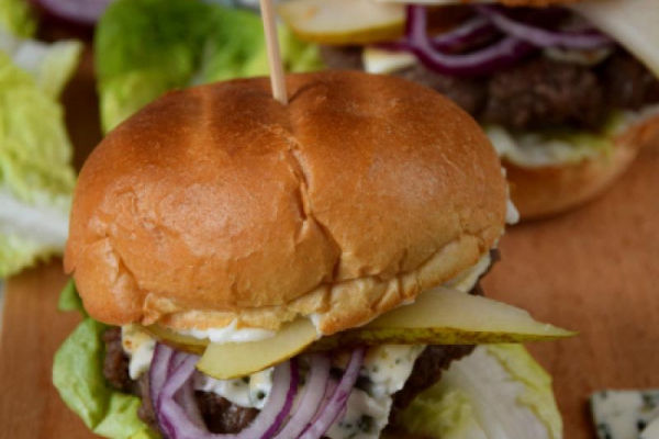 Burgery z niebieskim serem i gruszką