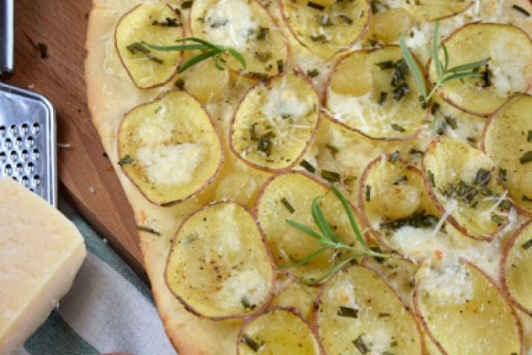 Pizza z ziemniakami i winogronem