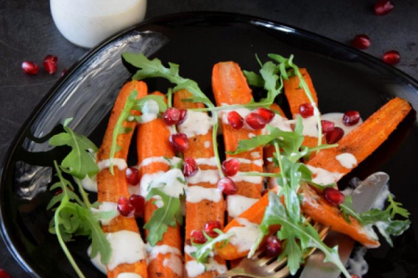Pieczone marchewki z sosem tahini i granatem