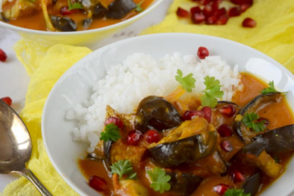 Pikantne żółte curry z pieczonym bakłażanem