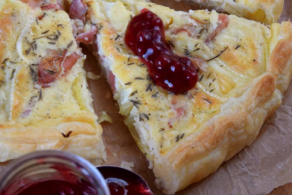 Tarta z boczkiem, camembertem i borówką