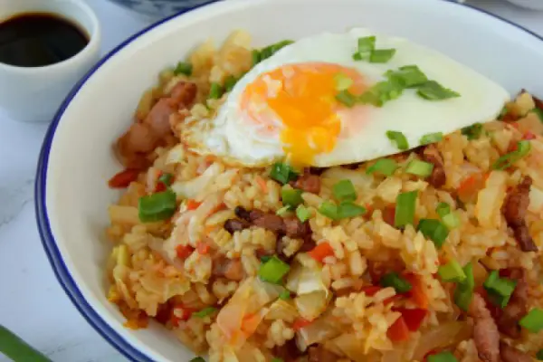 Smażony ryż z kimchi, kapustą pekińską i boczkiem