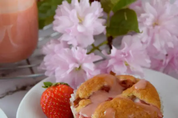 Muffinki z karmelizowanym rabarbarem i różowym lukrem