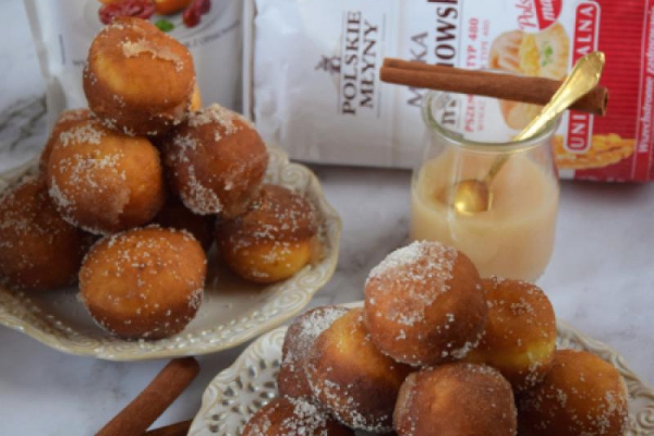 Mini pączki z musem jabłkowym i cynamonem