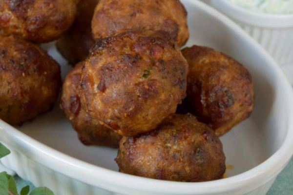 Pieczone w piekarniku klopsiki z salami