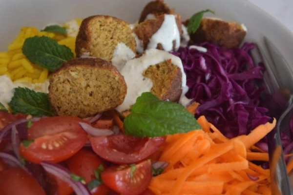 Pilaf & falafel bowl