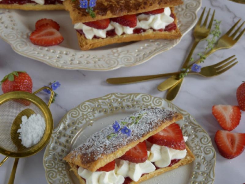 Ciasteczka francuskie z serowym nadzieniem i truskawkami