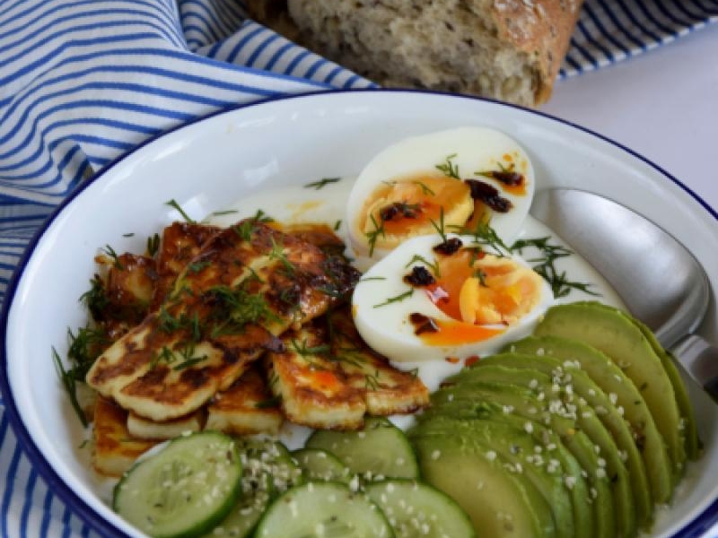 Śniadaniowy bowl z pikantnym halloumi i jajkiem
