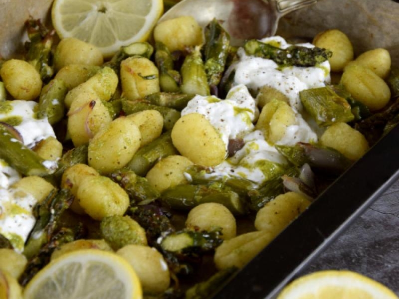 Pieczone gnocchi ze szparagami i burratą