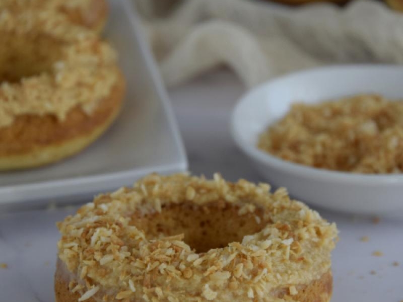 Kokosowe donuty z kremem słony karmel