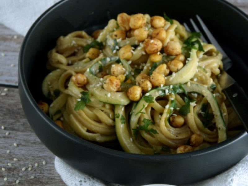 Makaron z cukinią i sosem tahini