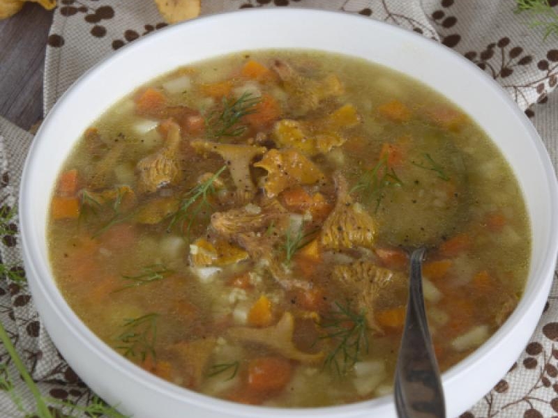 Jaglany krupnik z kurkami