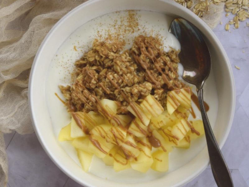 Cynamonowa owsianka z patelni z prażonym jabłkiem