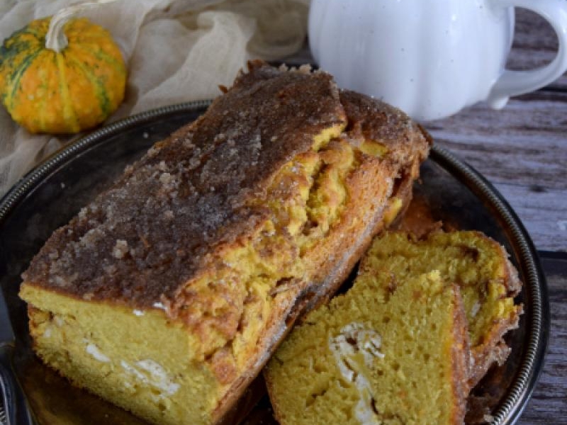 Dyniowy chlebek z serowym nadzieniem i cukrowym wierzchem