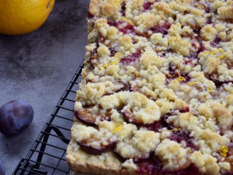 Kruche ciasto ze śliwkami i pomarańczową kruszonką