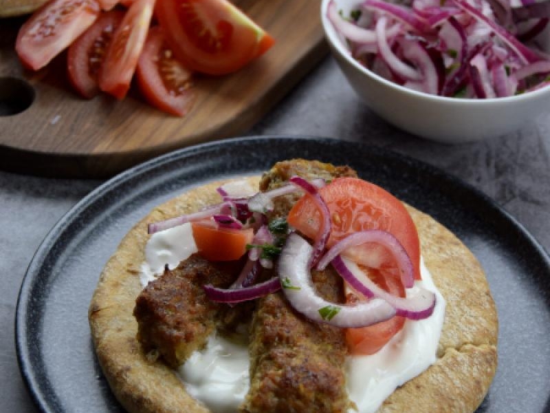 Kofty z piekarnika z marynowaną cebulą i sosem czosnkowym