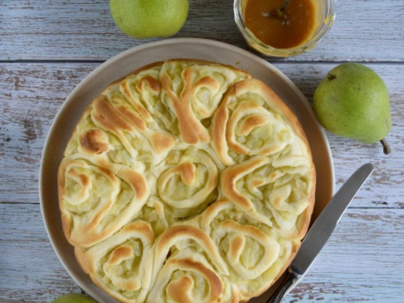 Drożdżowe ślimaczki z gruszą, budyniem i sosem karmelowym