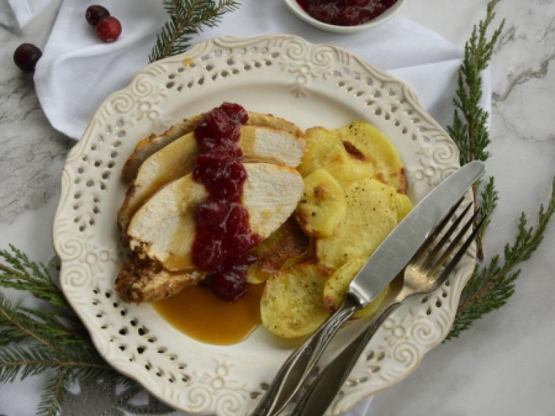 Pieczona pierś z indyka z sosem żurawinowym