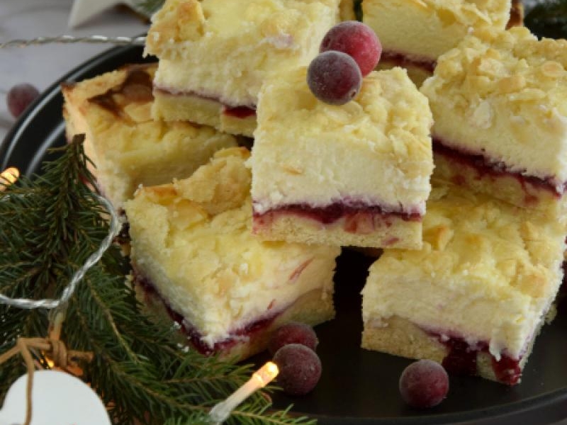 Sernik z żurawiną i kruszonką