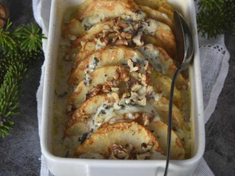 Pieczony seler z niebieskim serem i orzechami włoskimi